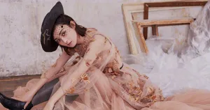 赵丽颖透视绣花长裙性感杂志封面写真图片_3