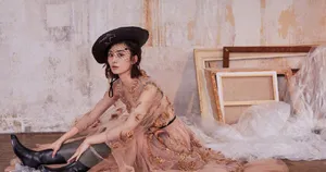 赵丽颖透视绣花长裙性感杂志封面写真图片_4