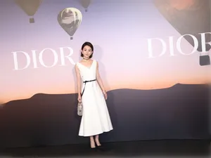 赵丽颖低胸连衣裙品牌发布会现场照片