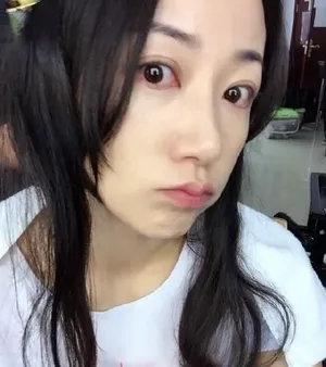 韩雪素颜卖萌自拍披头散发仍旧女神