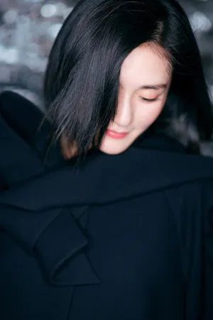 谢娜黑大衣短发温婉写真图片_2