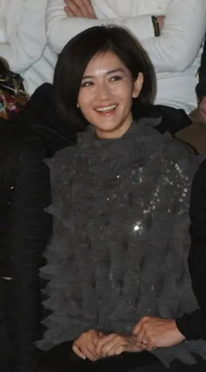 谢娜时尚打扮赴上海看秀与旁人频频热聊谢娜图片_4