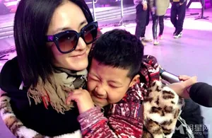 石头湖南卫视录制节目后台与谢娜亲密嬉闹谢娜图片石头图片_1