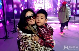 石头湖南卫视录制节目后台与谢娜亲密嬉闹谢娜图片石头图片_4
