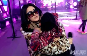 石头湖南卫视录制节目后台与谢娜亲密嬉闹谢娜图片石头图片_5