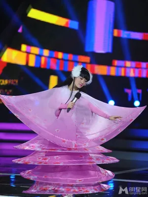 谢娜模仿小彩旗一秒钟变粉嫩仙女范谢娜图片