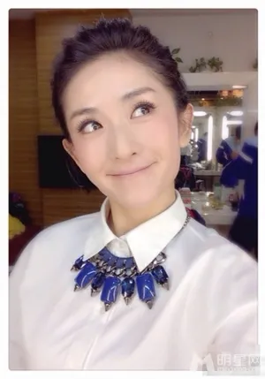 谢娜晒卖萌自拍照挤眉弄眼学院风谢娜图片_2