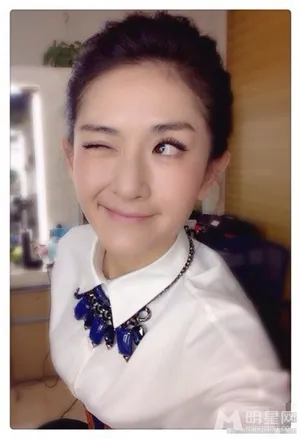 谢娜晒卖萌自拍照挤眉弄眼学院风谢娜图片_3