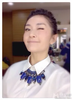 谢娜晒卖萌自拍照挤眉弄眼学院风谢娜图片_4