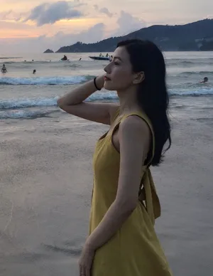 高圆圆海边沙滩嬉戏照图片