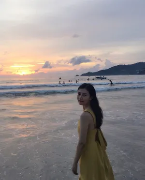 高圆圆海边沙滩嬉戏照图片