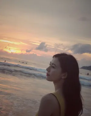 高圆圆海边沙滩嬉戏照图片_2