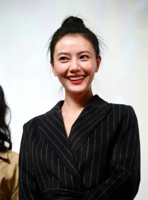 高圆圆可爱丸子头性感私服写真图片