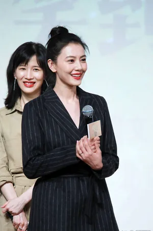高圆圆可爱丸子头性感私服写真图片_3