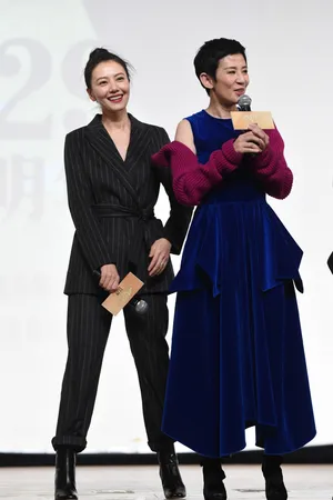 高圆圆丸子头红唇美艳活动图片