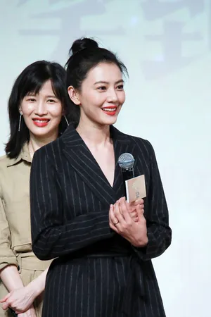 高圆圆丸子头红唇美艳活动图片_3