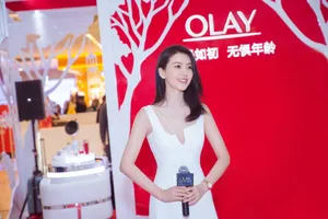 高圆圆低胸白裙优雅性感活动写真图片_3