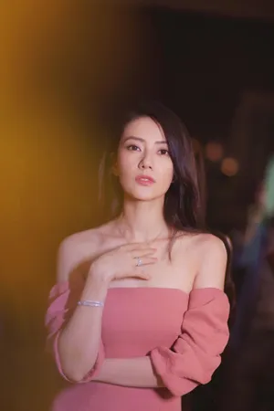 高圆圆粉色露肩长裙知性写真如沐春风_2