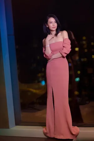 高圆圆粉色露肩长裙知性写真如沐春风_5