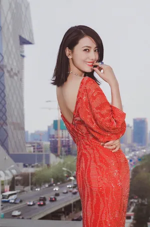 高圆圆露背红裙性感美艳写真图片