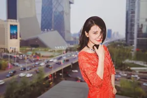 高圆圆露背红裙性感美艳写真图片_2