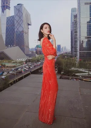 高圆圆露背红裙性感美艳写真图片_3