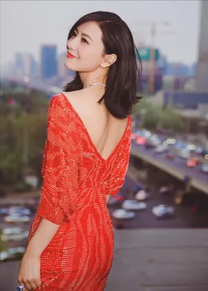 高圆圆露背红裙性感美艳写真图片_6