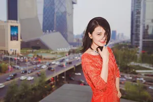 国名女神高圆圆露背礼服街拍图片_5