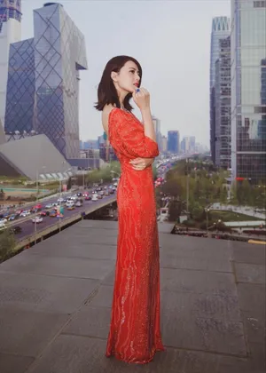 高圆圆写真图片：一席红裙展甜美性感魅力