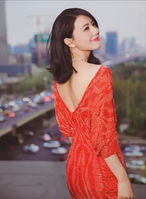 高圆圆写真图片：一席红裙展甜美性感魅力_5