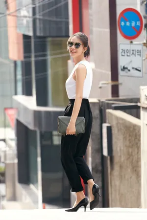 高圆圆街拍图片：时尚大方的气质写真图片_1