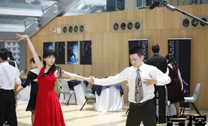 盲探高圆圆成天王女神跳舞踩伤刘德华脚趾