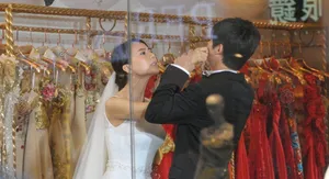 单身男女2探班周渝民亲昵打高圆圆屁股_2