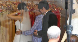 单身男女2探班周渝民亲昵打高圆圆屁股_11