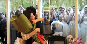 咱们结婚吧曝剧照黄海波下跪求婚高圆圆幸福落泪_5