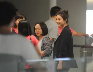 高圆圆独自现身机场可爱丸子头娇俏可人