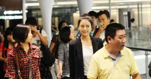 高圆圆独自现身机场可爱丸子头娇俏可人_4