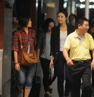 高圆圆独自现身机场可爱丸子头娇俏可人_6