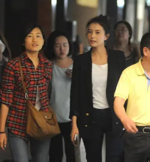 高圆圆独自现身机场可爱丸子头娇俏可人_7