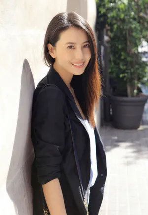 高圆圆曝畅游欧洲美照笑容甜美清新可人