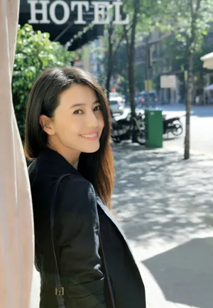 高圆圆曝畅游欧洲美照笑容甜美清新可人