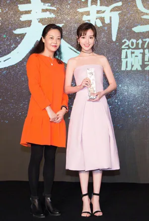 毛晓彤性感优雅抹胸长裙活动照图片_4