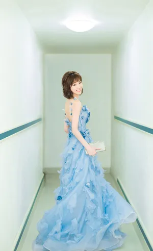 毛晓彤超美蓝色礼服活动照图片_5