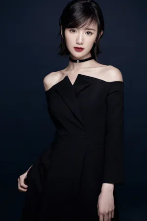 毛晓彤短发红唇性感低胸礼服写真图片