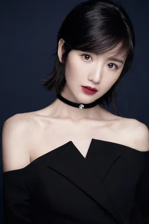 毛晓彤短发红唇性感低胸礼服写真图片