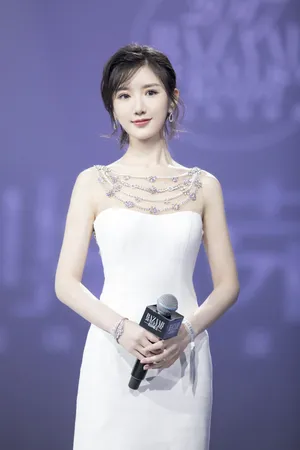 毛晓彤露背长裙优雅迷人活动写真图片