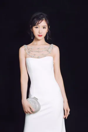 毛晓彤露背长裙优雅迷人活动写真图片_2