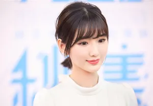 毛晓彤白衣出席活动气质写真图片_3