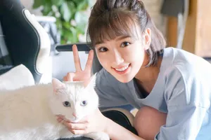 毛晓彤可爱宠物合影写真_2
