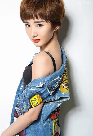 短发美女毛晓彤性感写真图片_2
